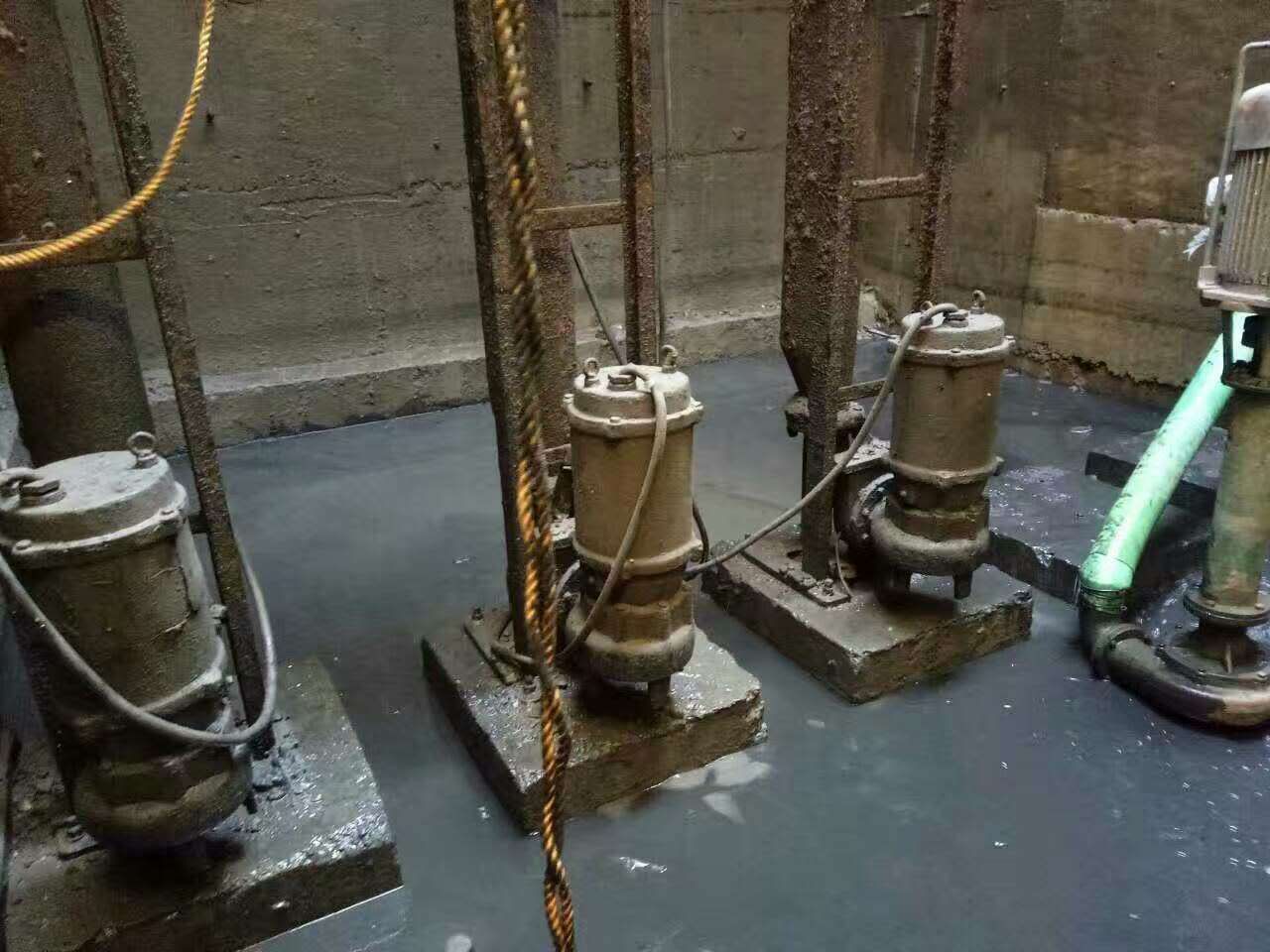 永胜污水池清理