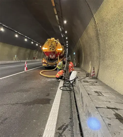 永胜隧道排水渠清淤